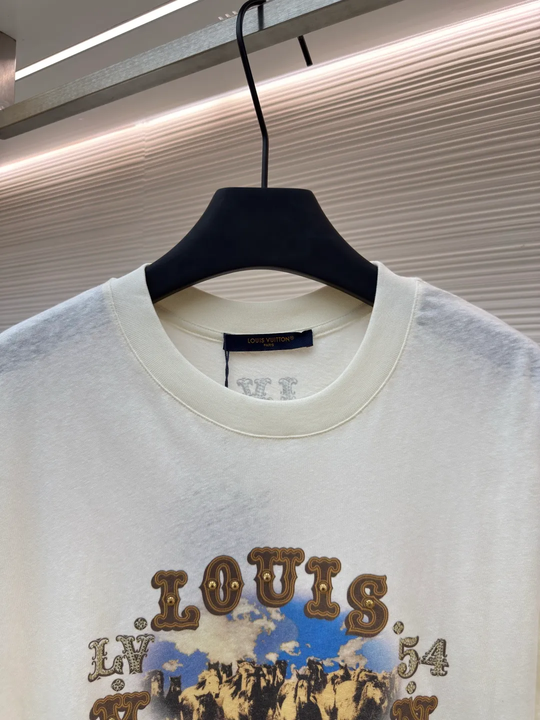 LOUIS VUITTON Snowflake cotton metal diamond T-shirt ●Authentic product: 8750 purchased for development ●Item number: 1680091-A35 ●Fabric: slub pattern snowflake cotton fabric ●Technology: glue printing ●Version: fitted version ●Weight: about 175 grams ●Size: XS-S-M-L ●Description: The fabric is made of slub pattern snowflake cotton fabric, matched with 32s double yarn 1*1 cotton horizontal machine to weave wide ribs. The front and rear panels are printed with eight-claw machine screen glue + local digital direct injection printing. The letter positions are manually swept with powder. High-quality diamonds imported from the Middle East are ironed, and bronze crown diamonds are imported from South Korea. The overall wiring is straight and delicate, the fabric is comfortable and soft, and the color is consistent without color difference. It can be matched with the same style to create a fashionable look and control various occasions. Customized accessories, complete with three standards, same style for men and women!